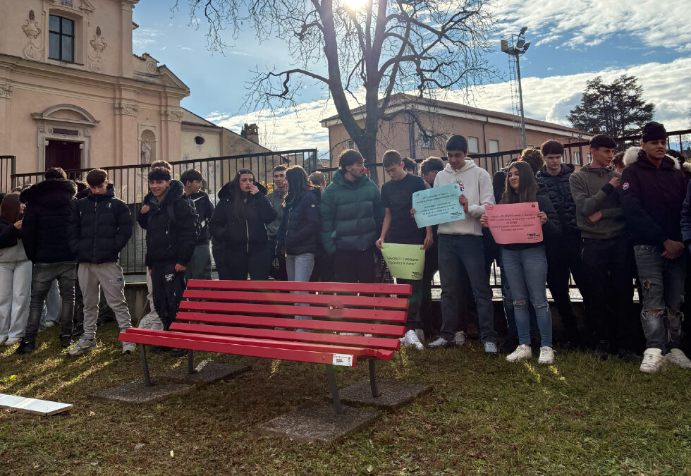 Una panchina rossa a Luino per sensibilizzare contro la violenza sulle donne
