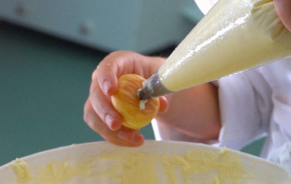 Come si prepara la crema pasticcera? La ricetta originale e la storia